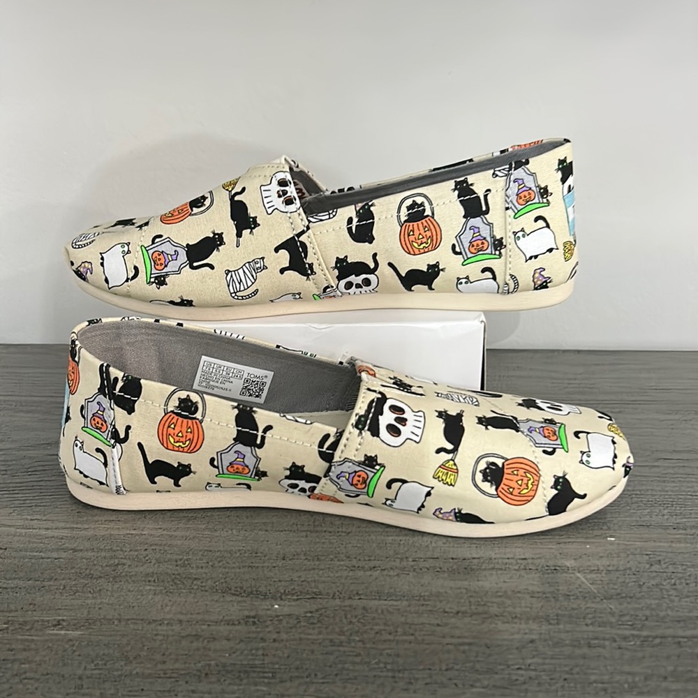NWT Toms Halloween Black Cats Pumpkins Skulls Slip On Size 7.5 - Picture 2 of 7
